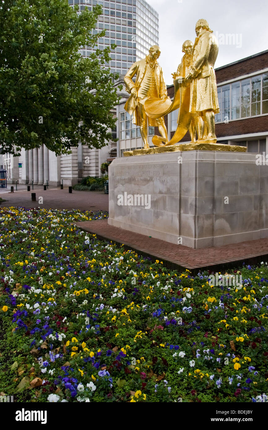 Ein Trio von großen vergoldeten Statuen des Bildhauers W Bloye enthüllt im Jahr 1956, Matthew Boulton (1728-1809), James Watt (1739-1813) und William Murdoch (1754-1839) auf Broad Street, Birmingham, England für ihre Verdienste um die Industrie in Birmingham. Stockfoto