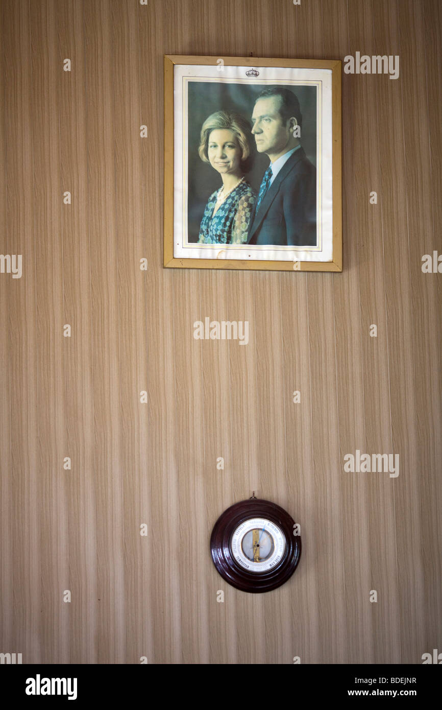 Altes Bild des Königs und der Königin von Spanien auf eine Wand, Cafe De La Paz, Stadt Almonte, Provinz Huelva, Andalusien, Spanien Stockfoto