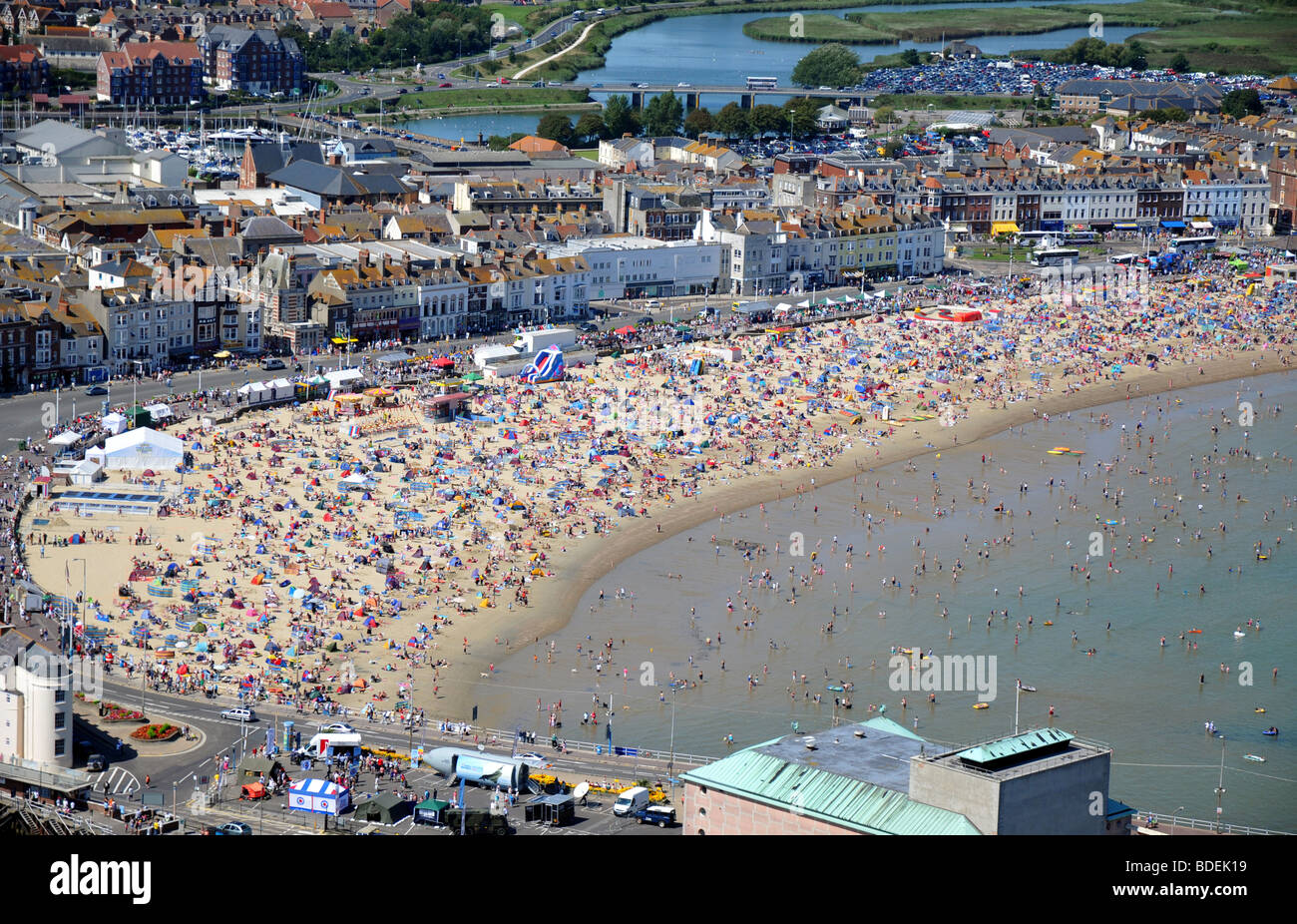 Strand, Strand von Weymouth, Luftaufnahme von Touristen am Strand von Weymouth bei heißem Wetter in Dorset, England, UK Stockfoto