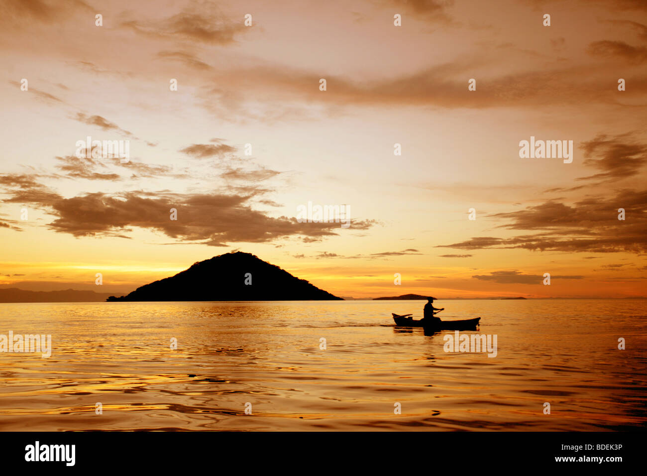 Mann in einem Einbaum am Lake Malawi am Cape Maclear in Malawi Stockfoto