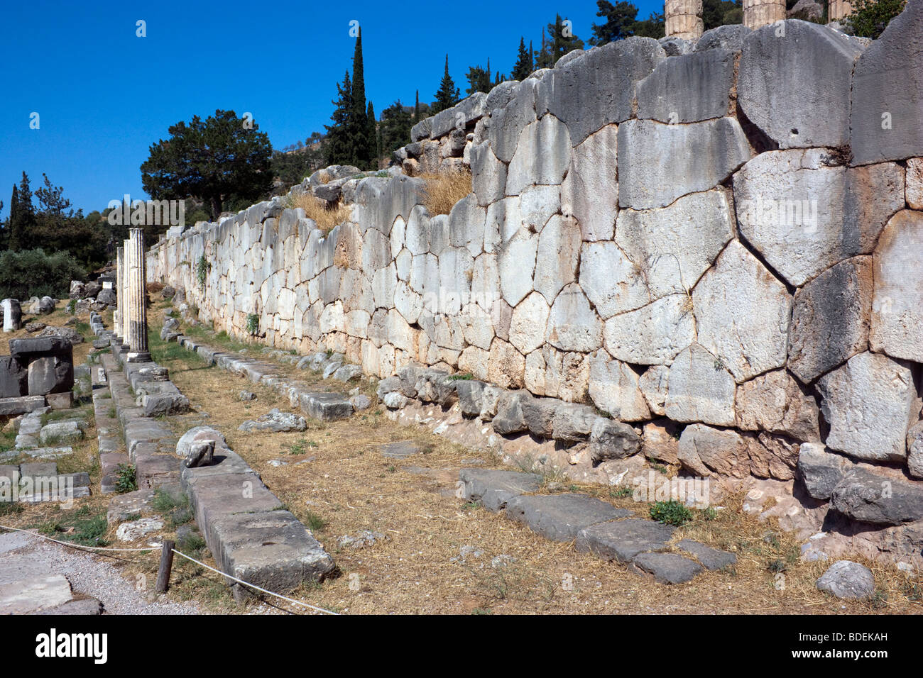 Polygonalen Mauerwerk hinter der Stoa der Athener in Delphi, Griechenland. Stockfoto