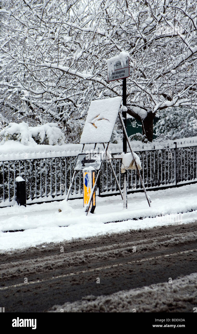 Geänderte links abbiegen Schild nach starkem Schneefall, London, England, UK, Europa Stockfoto