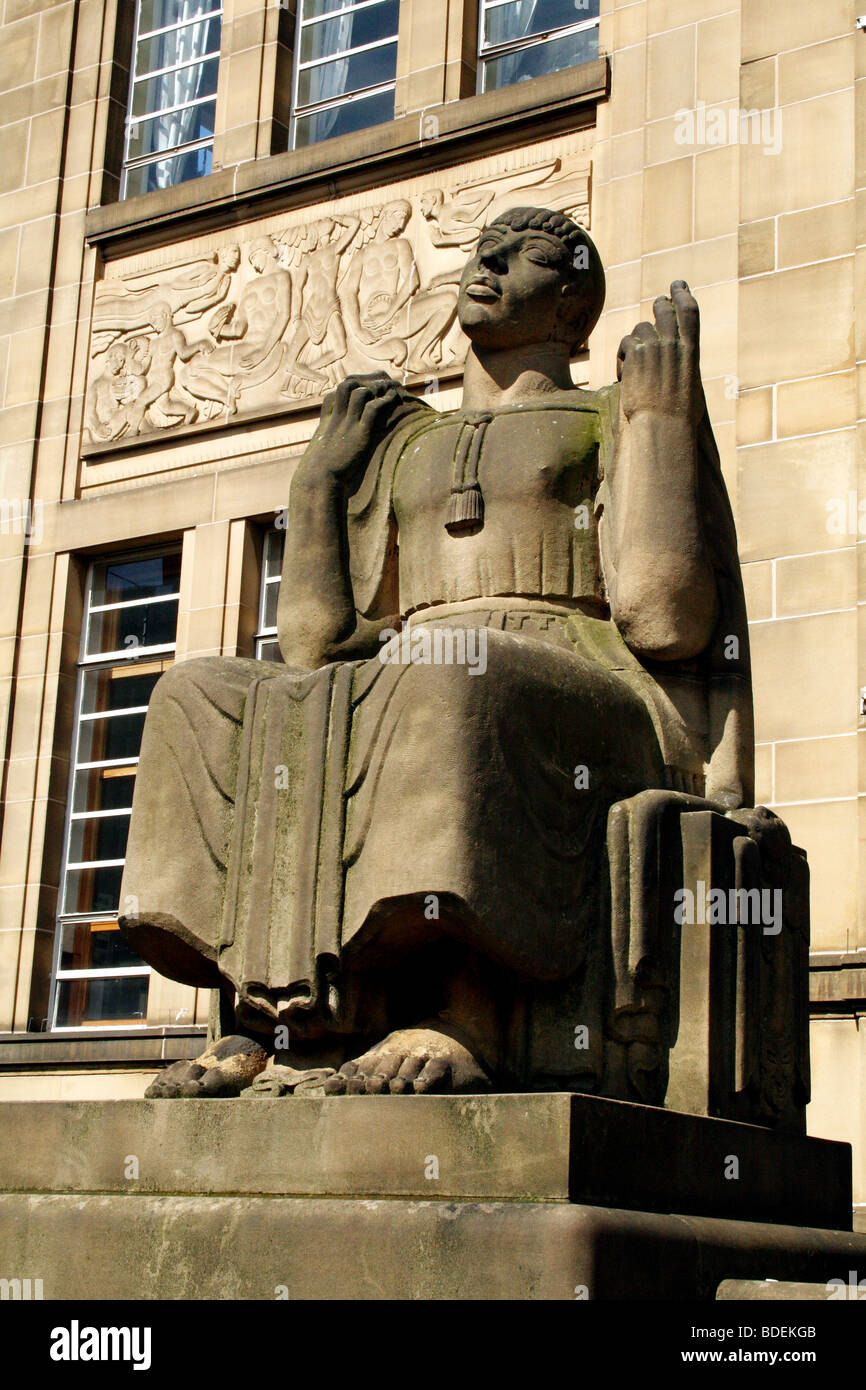 Statuen außerhalb Huddersfield Public Library, Darstellung, Kunst und wissen. Die Bibliothek ist, dass eine neue Klasse 2 Gebäude unter Denkmalschutz Stockfoto