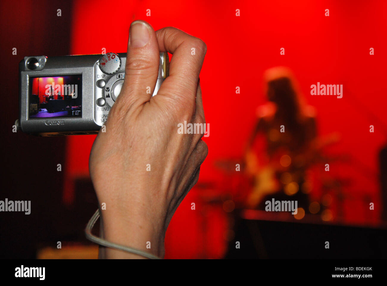 Zuschauer nehmen Momentaufnahme bei Rockkonzert mit Digitalkamera Stockfoto