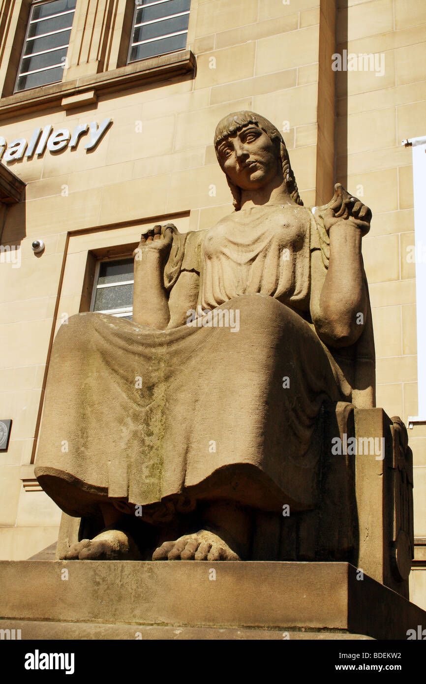 Statuen außerhalb Huddersfield Public Library, Darstellung, Kunst und wissen. Die Bibliothek ist, dass eine neue Klasse 2 Gebäude unter Denkmalschutz Stockfoto