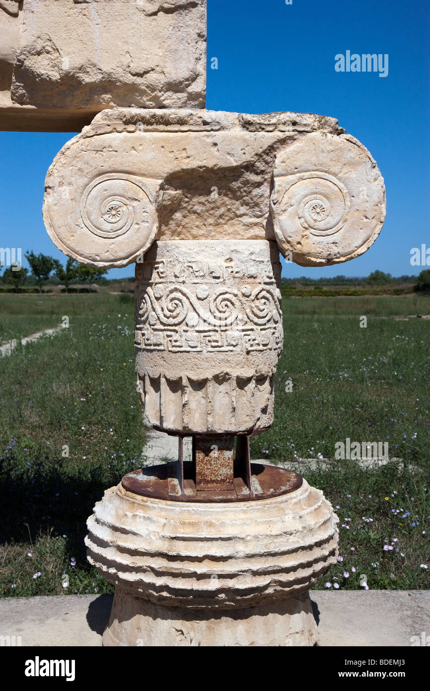 Rekonstruktion der Column-Elemente aus dem Ionischen Tempel (Tempel D) am alten Metapontion. Stockfoto