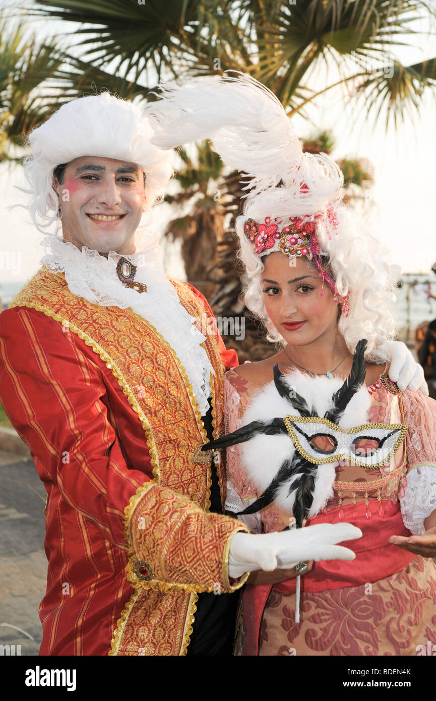 Zwei junge Models, gekleidet im Stil des 19. Jahrhunderts Stockfoto