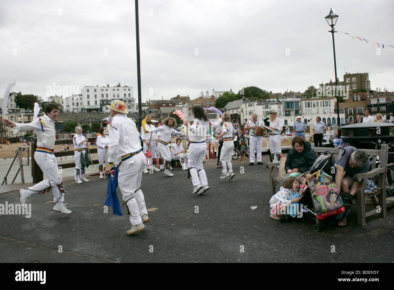 Morris Tänzer auf dem Pier in Broadstairs, Kent, UK Stockfoto