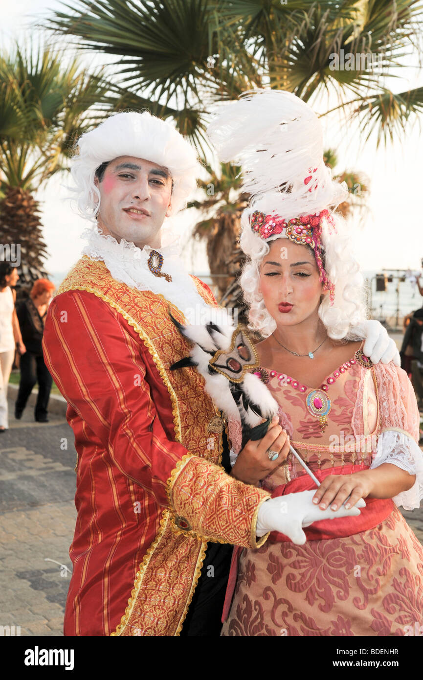Zwei junge Models, gekleidet im Stil des 19. Jahrhunderts Stockfoto