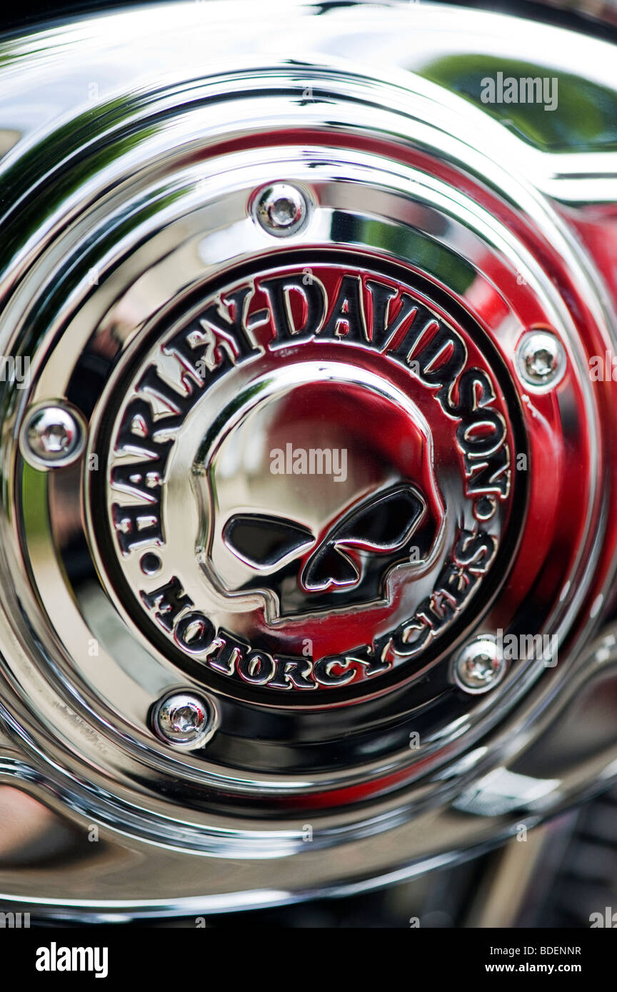 Harley Davidson Motorrad, benutzerdefinierte Chrom Motor Gehäuse mit Totenkopf Stockfoto