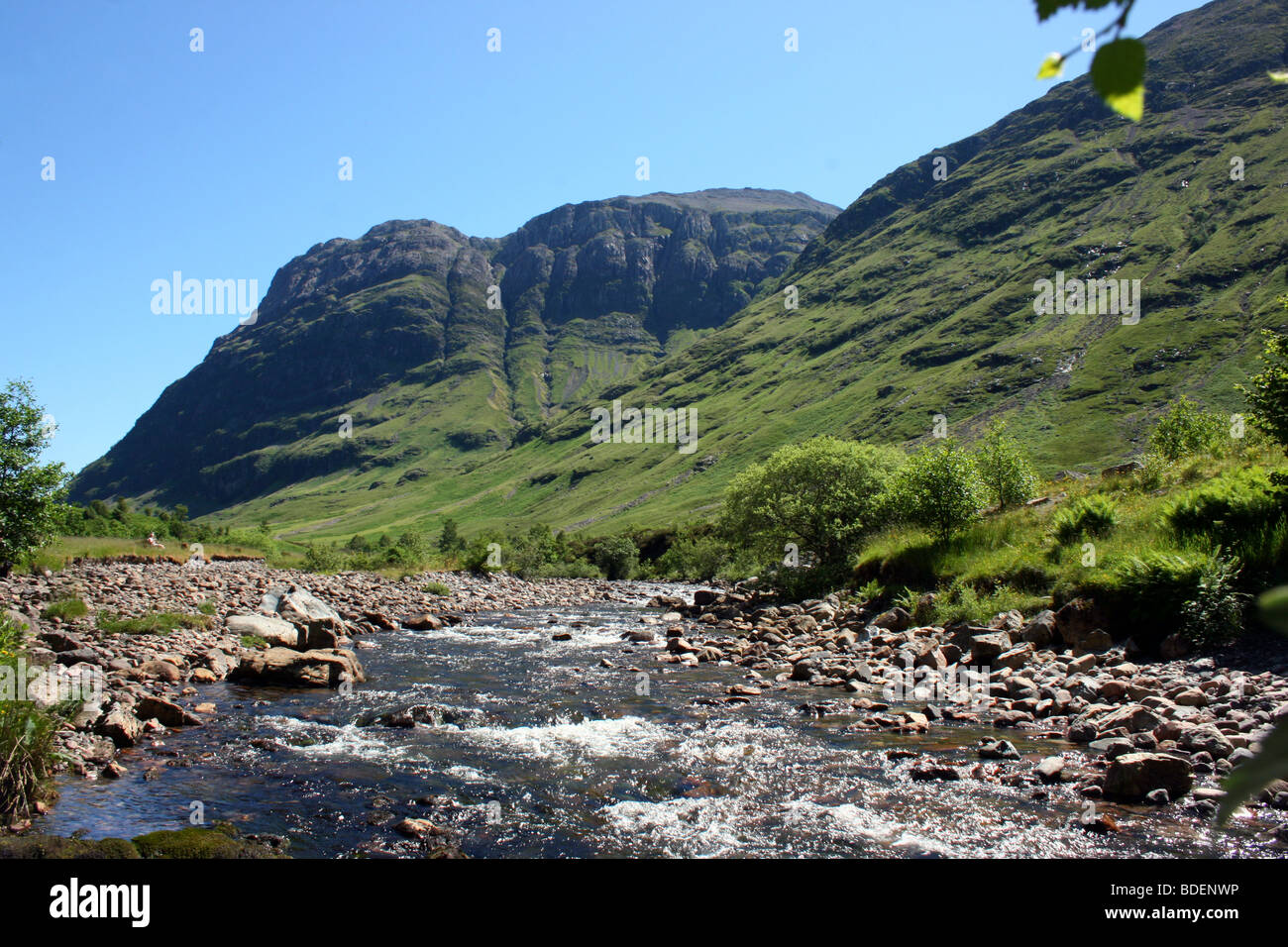 Bidean Nam Bian und der Fluss Coe in Glen Coe, die schottischen Highlands Stockfoto
