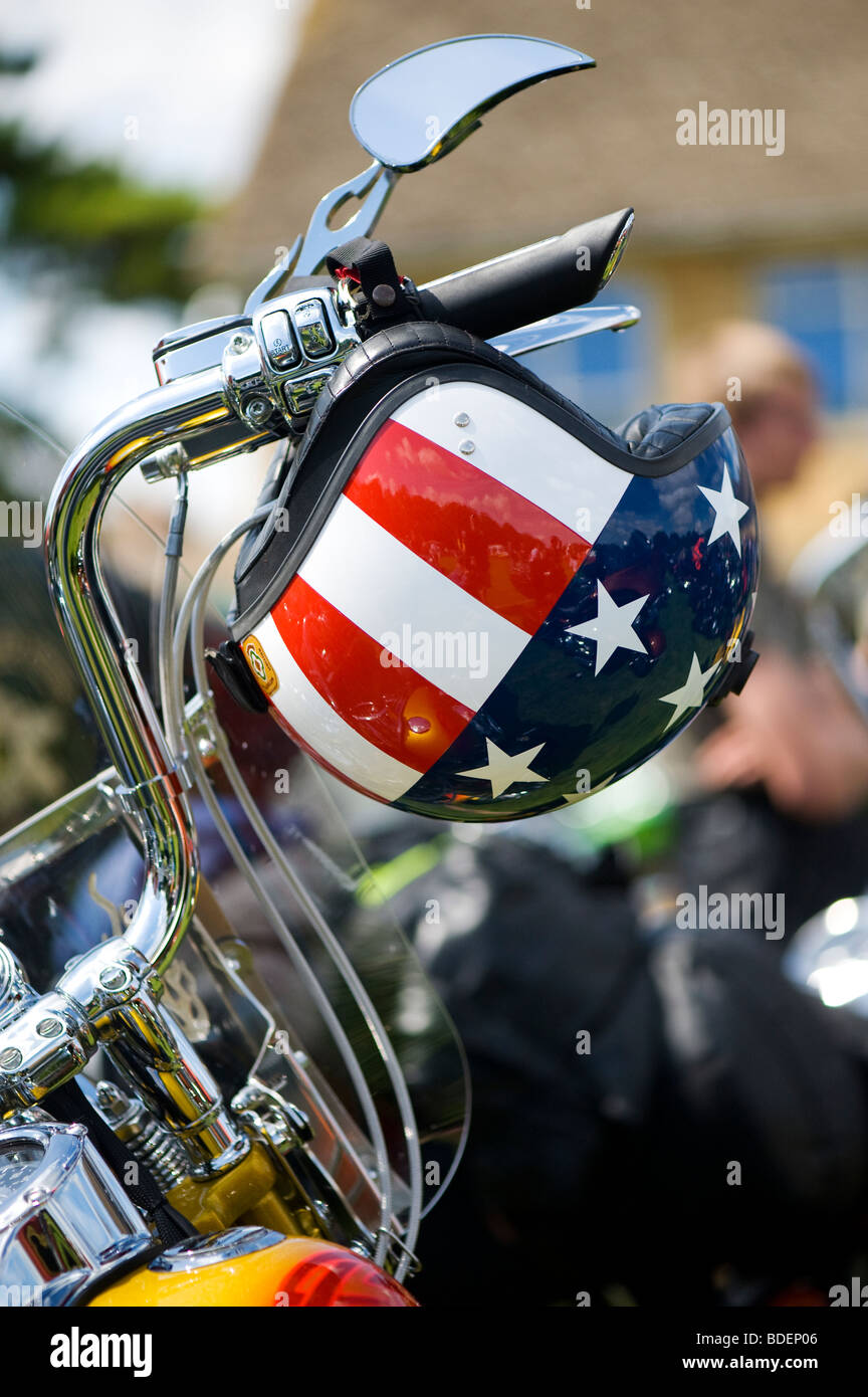 Harley Davidson Motorrad mit einem benutzerdefinierten amerikanische "Stars and Stripes Flagge" Helm am Lenker Stockfoto