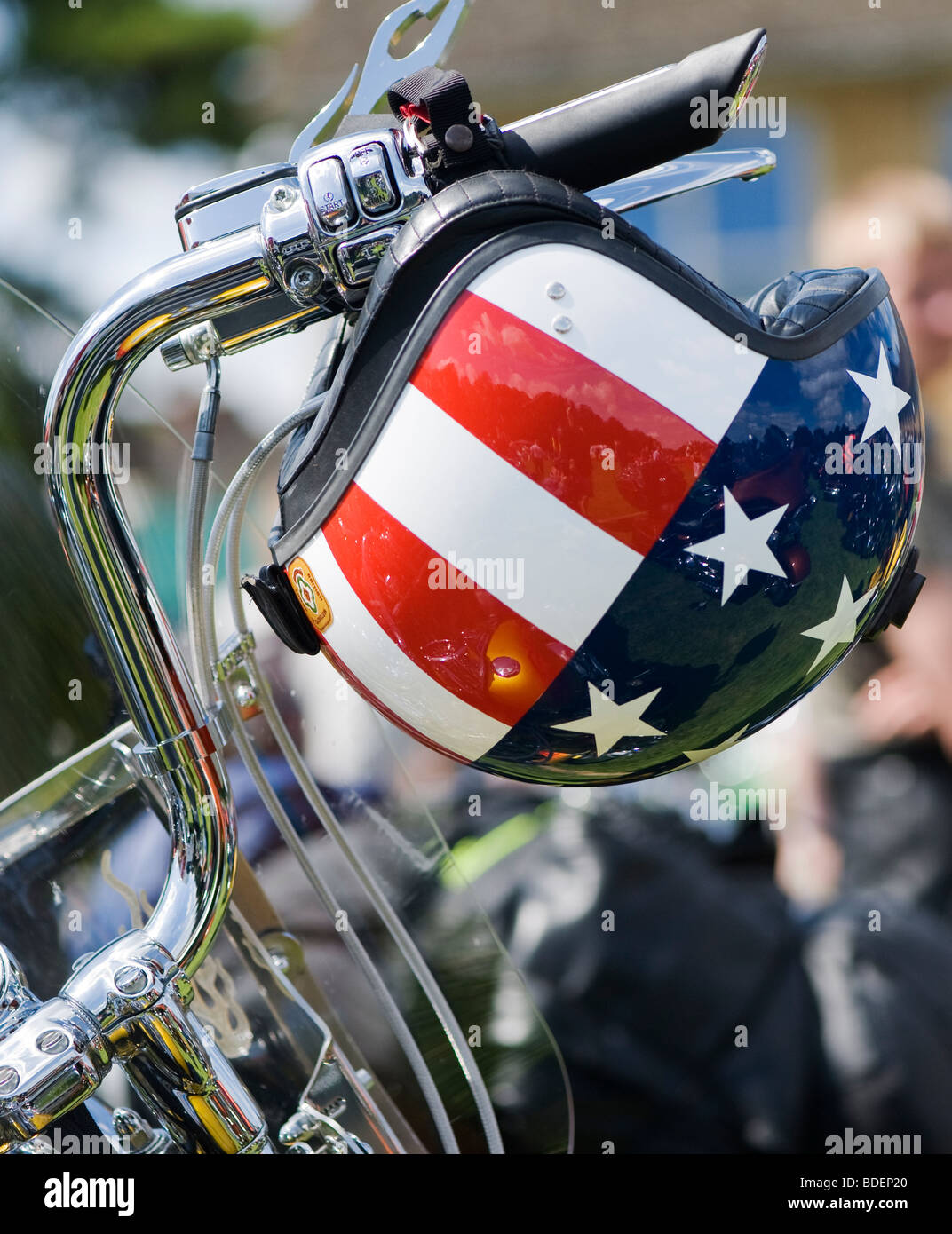 Harley Davidson Motorrad mit einem benutzerdefinierten amerikanische "Stars and Stripes Flagge" Helm am Lenker Stockfoto