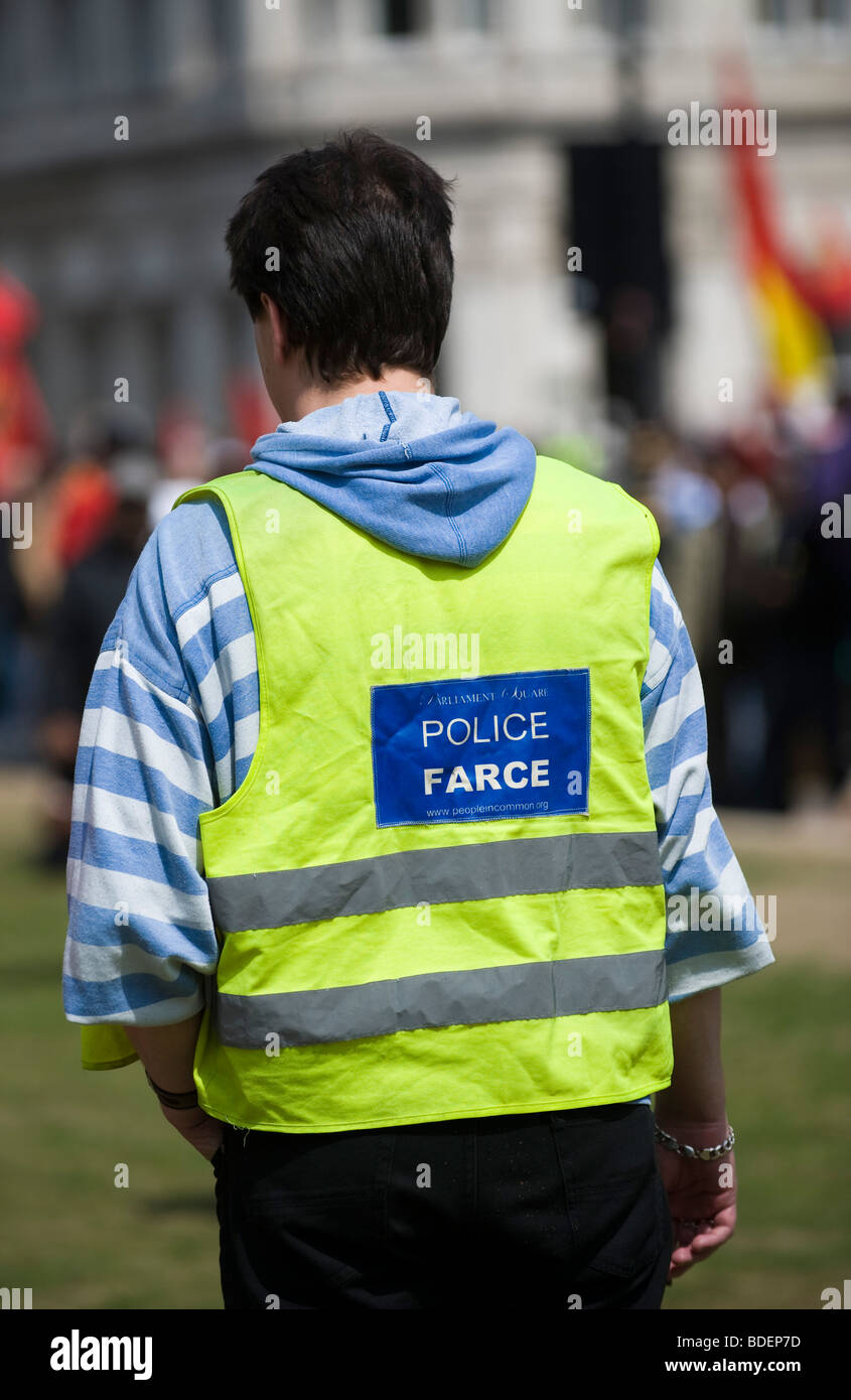 Mann mit einer "Polizei-Farce" Warnschutz Jacke während einer Protestaktion Stockfoto