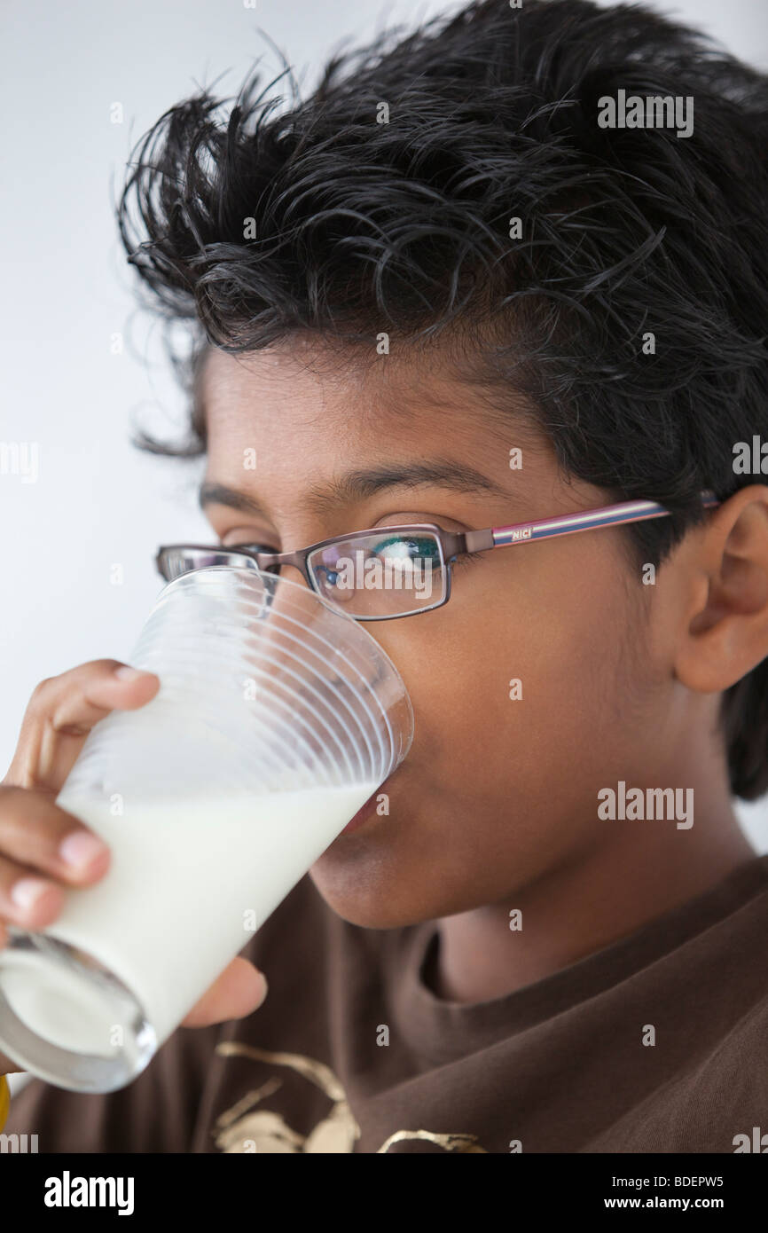 Teenager ist ein Glas Milch trinken. Stockfoto