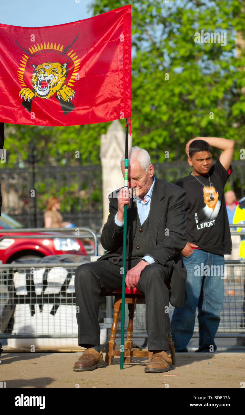 Tony Benn an eine Mahnwache von tamilischen Studenten organisiert ist im Parliament Square statt. Stockfoto