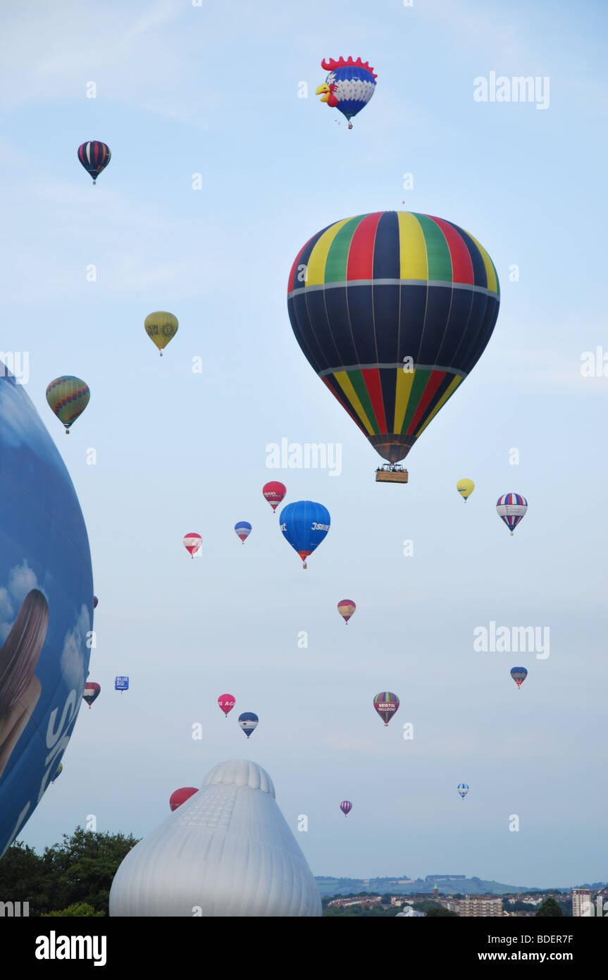 Bunte Heißluftballons am Abend Abflug am Sonntag 9. August bei Bristol Balloon Fiesta 2009, Großbritannien Stockfoto