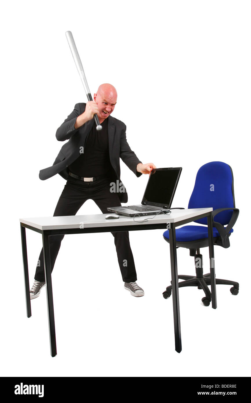 Leitung Glatzkopf mit Baseball-Schläger auf einen laptop Stockfoto