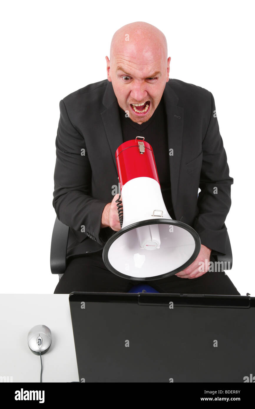 Leitung Glatzkopf schreiend auf Laptop mit Megaphon Stockfoto