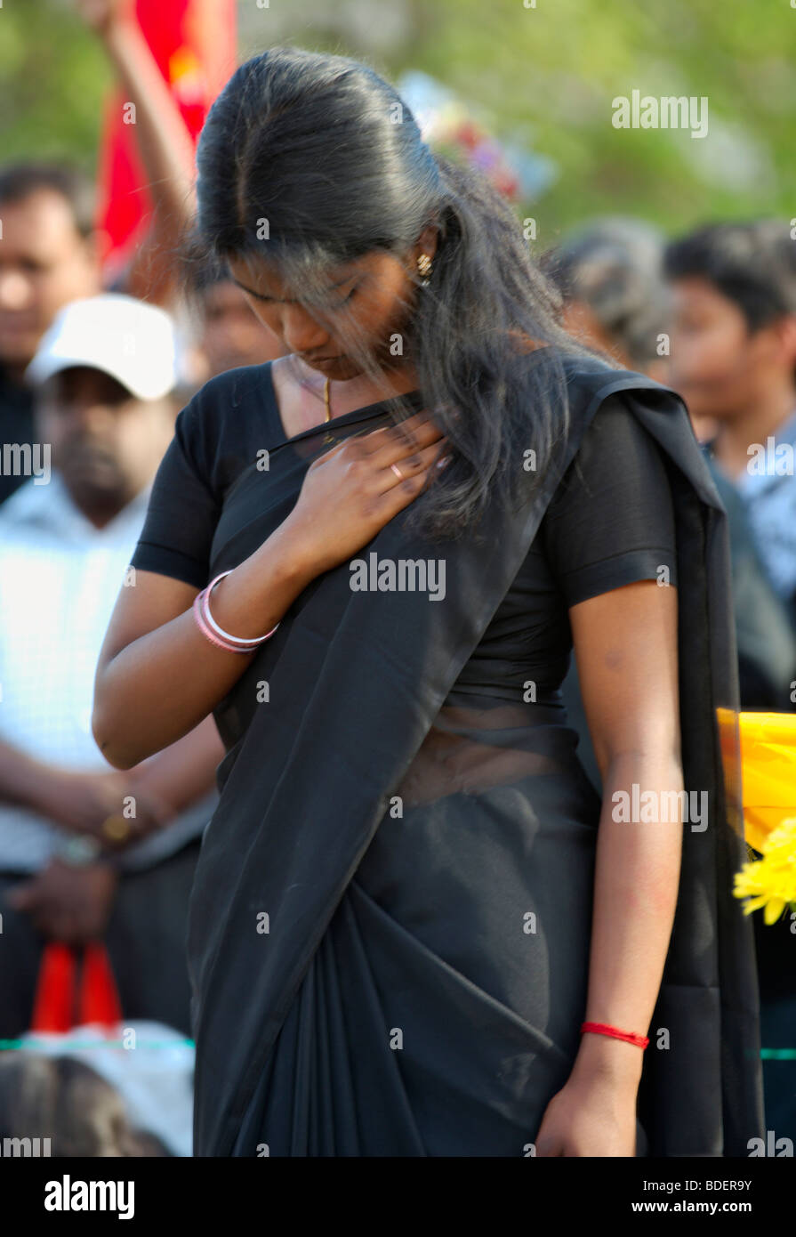 Tamil Frau trägt einen schwarzen Sari zu Tamil Protest in Parliament Square, London Stockfoto