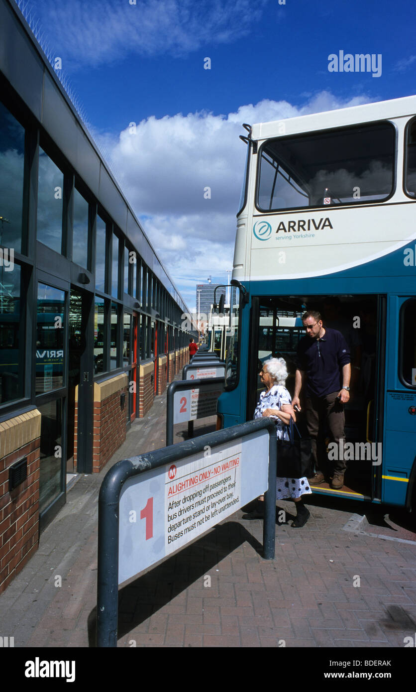 Bus und Passagiere bei Leeds City-Bus station Yorkshire UK Stockfoto