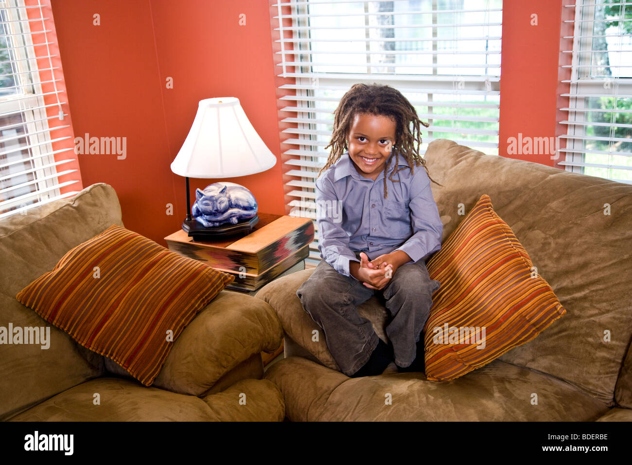 Gemischte Rassen junge auf Sofa im Wohnzimmer Stockfoto