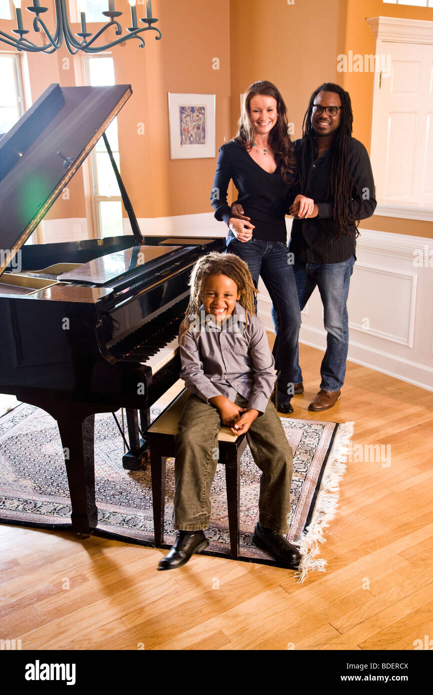 Interracial Familie versammelte Klavier Stockfoto