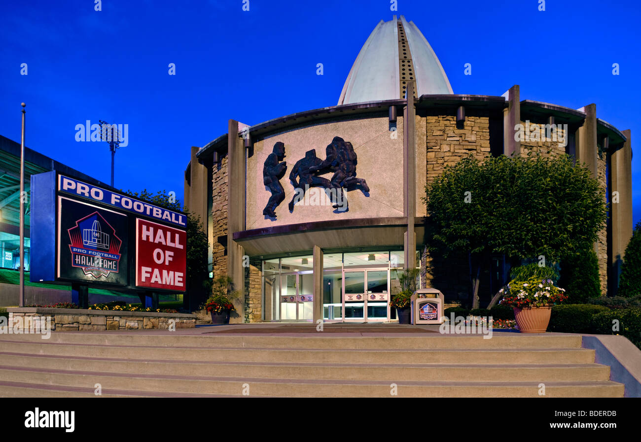 Der Eingang in die Pro Football Hall Of Fame in der Nacht in Canton Ohio. Stockfoto