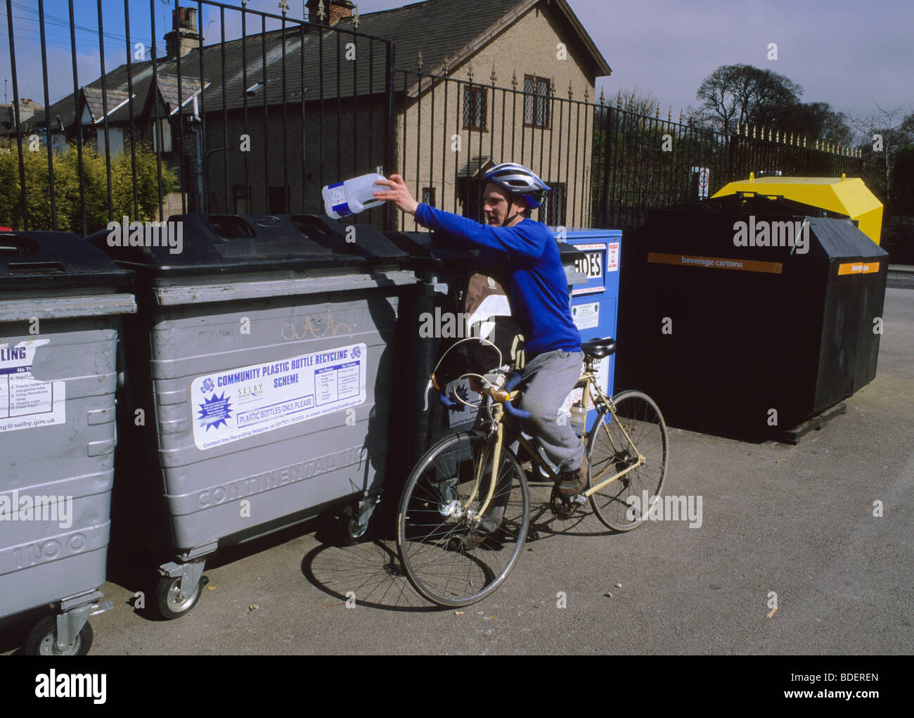 Mann auf Fahrrad mit Tasche voller Flaschen für das recycling zur Wiederverwertung Punkt Leeds Yorkshire UK Stockfoto