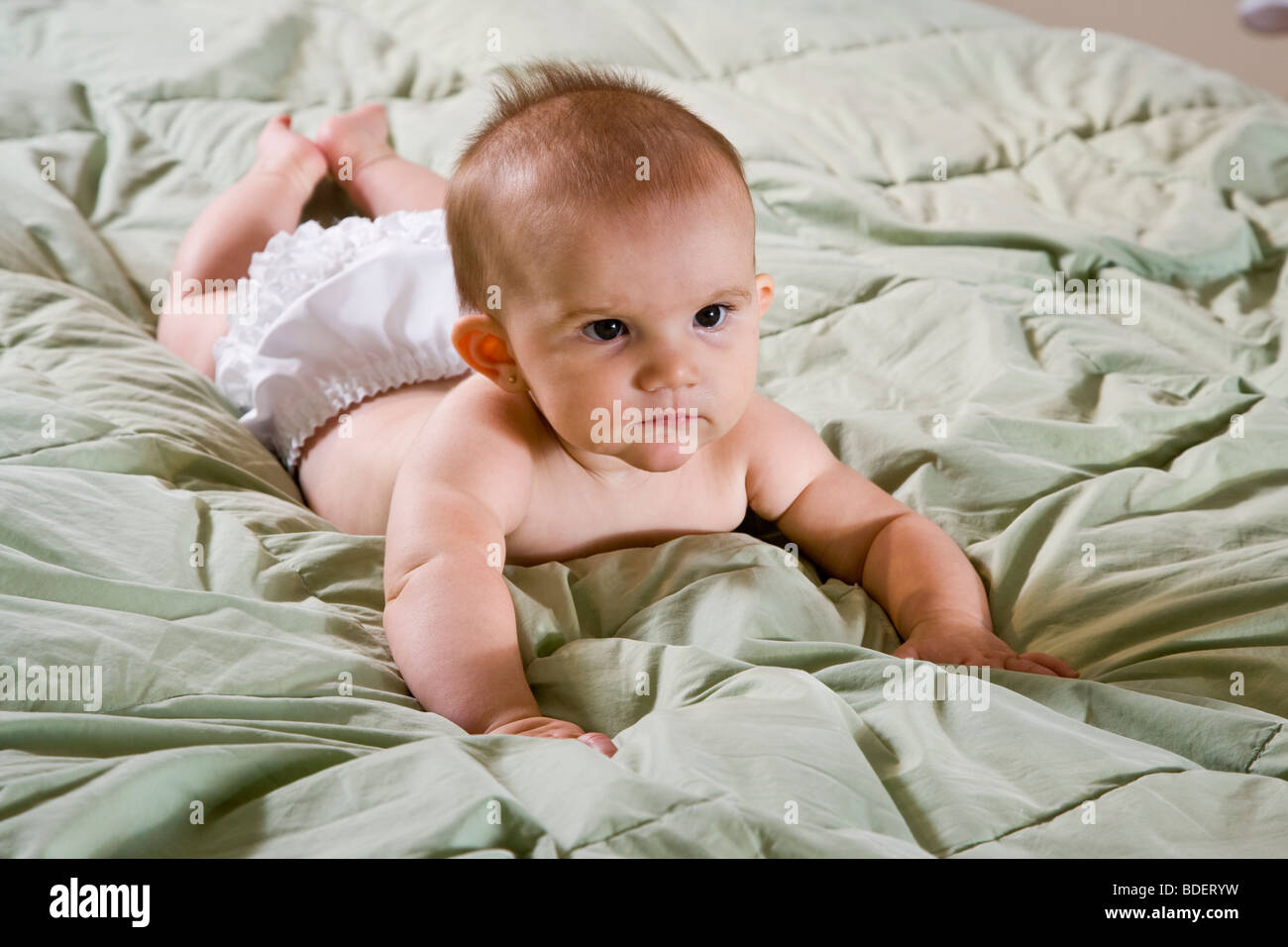 Sechs Monate altes Baby liegend auf Bett Tröster Stockfoto