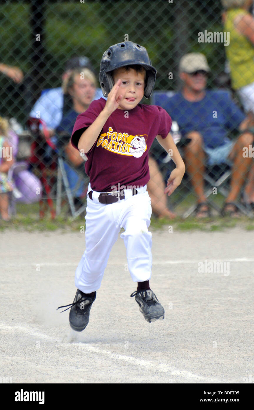 Little League Baseball Aktion mit 8 und 9 Jahre alten Spielern Stockfoto