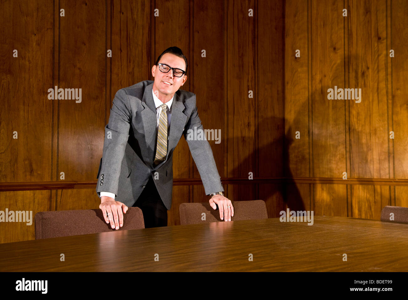 Vintage Porträt der Mitte adult Geschäftsmann im Sitzungssaal Stockfoto