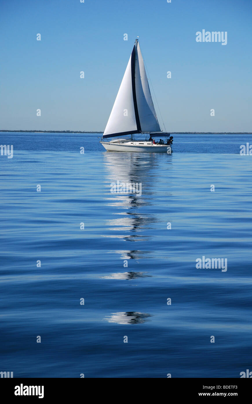 Ein Segelschiff Reflexion über das Wasser. Golf von Mexiko, Florida USA Stockfoto