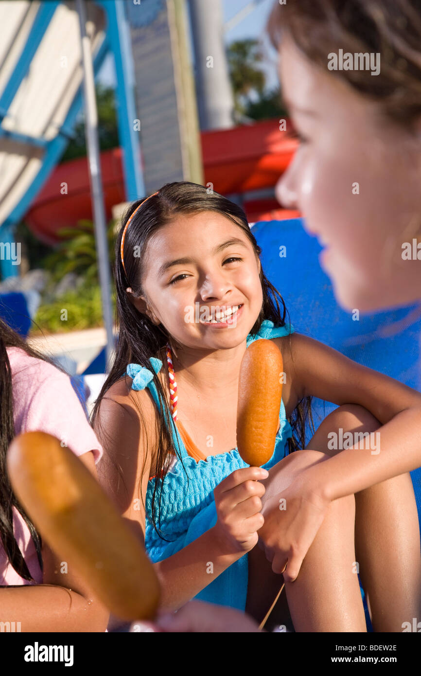 Kinder im Waterpark Essen Corndogs Stockfoto