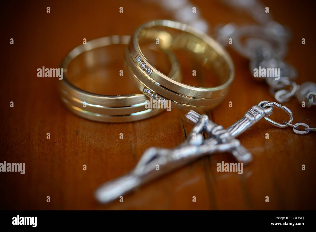 Paar Trauringe mit christlichen Kreuz Kette Stockfoto