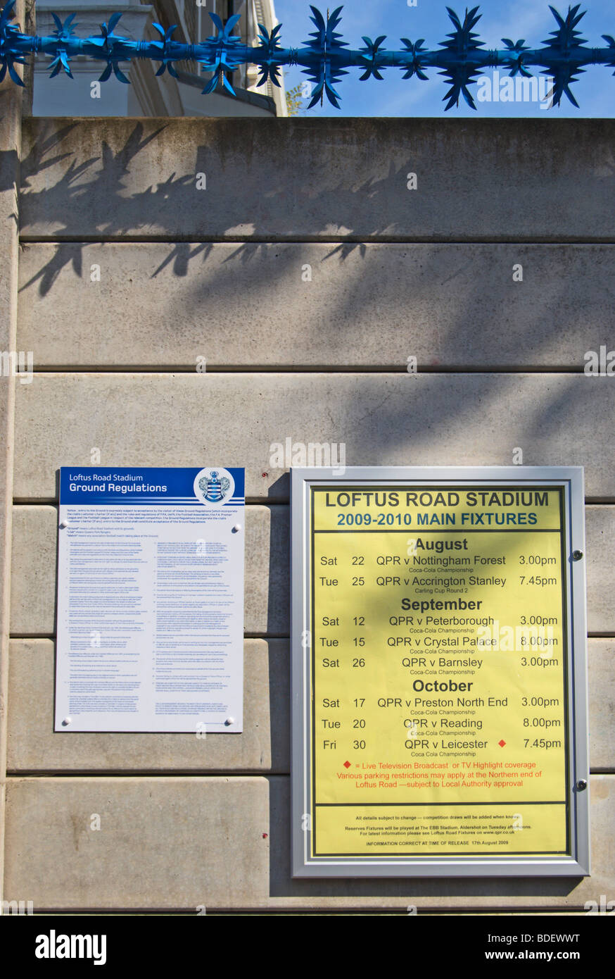 bevorstehenden Befestigung Liste und Boden Vorschriften Hinweise auf Loftus Road Stadion, Heimat der Queens Park Rangers, in Shepherds Bush, West-london Stockfoto