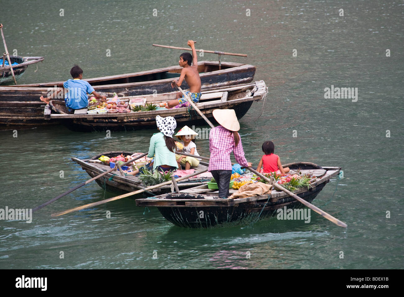 Schwimmende mobile Märkte laufen von der lokalen Bevölkerung, Ha Long Bucht, Vietnam Stockfoto