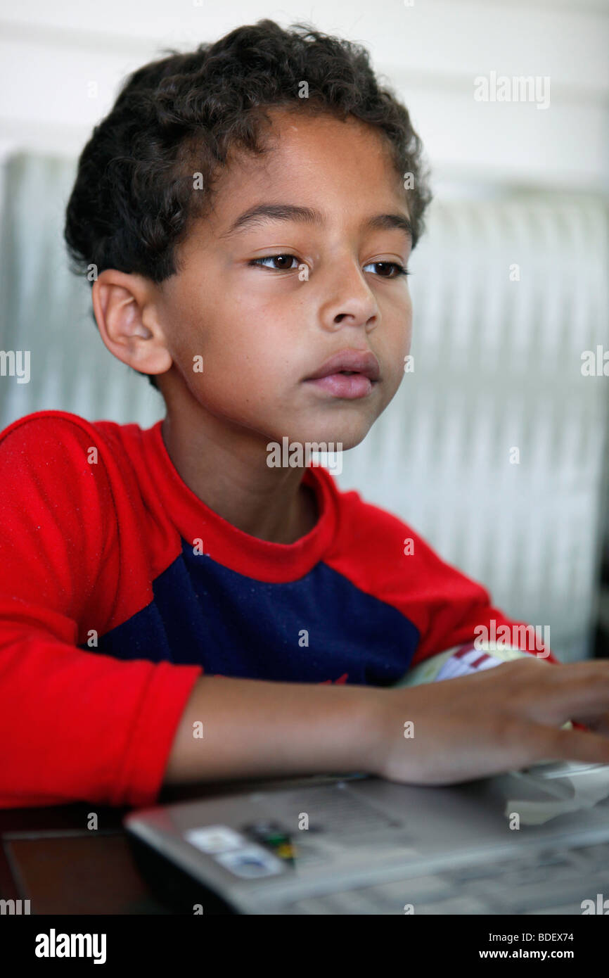 Junge, acht Jahre alt, Laptop-computer Stockfoto