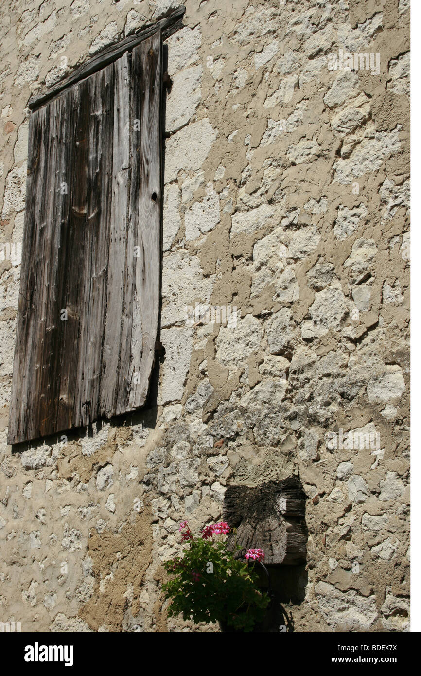 Nahaufnahme eines Fensters in das kleine mittelalterliche Dorf Issigeac im Périgord Pourpre Stockfoto