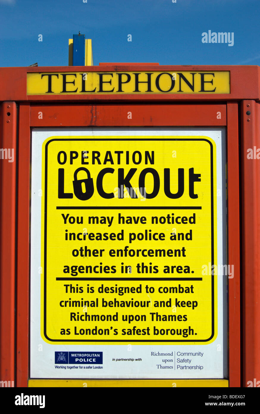 Metropolitian Polizei Hinweis für Betrieb Aussperrung auf eine öffentliche Telefonzelle in East Sheen, Südwesten von London, england Stockfoto