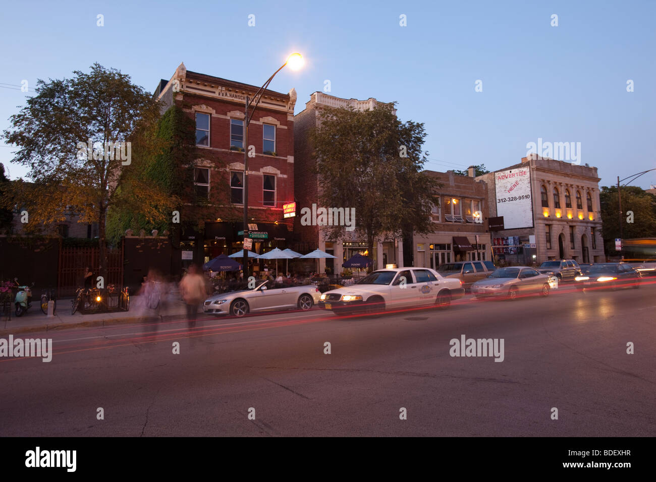 Division Street Bars in Bucktown Wicker Park Chicago Illinois zeigen Nachtleben, Restaurants, Bars Menschen, Autos und lifestyle Stockfoto