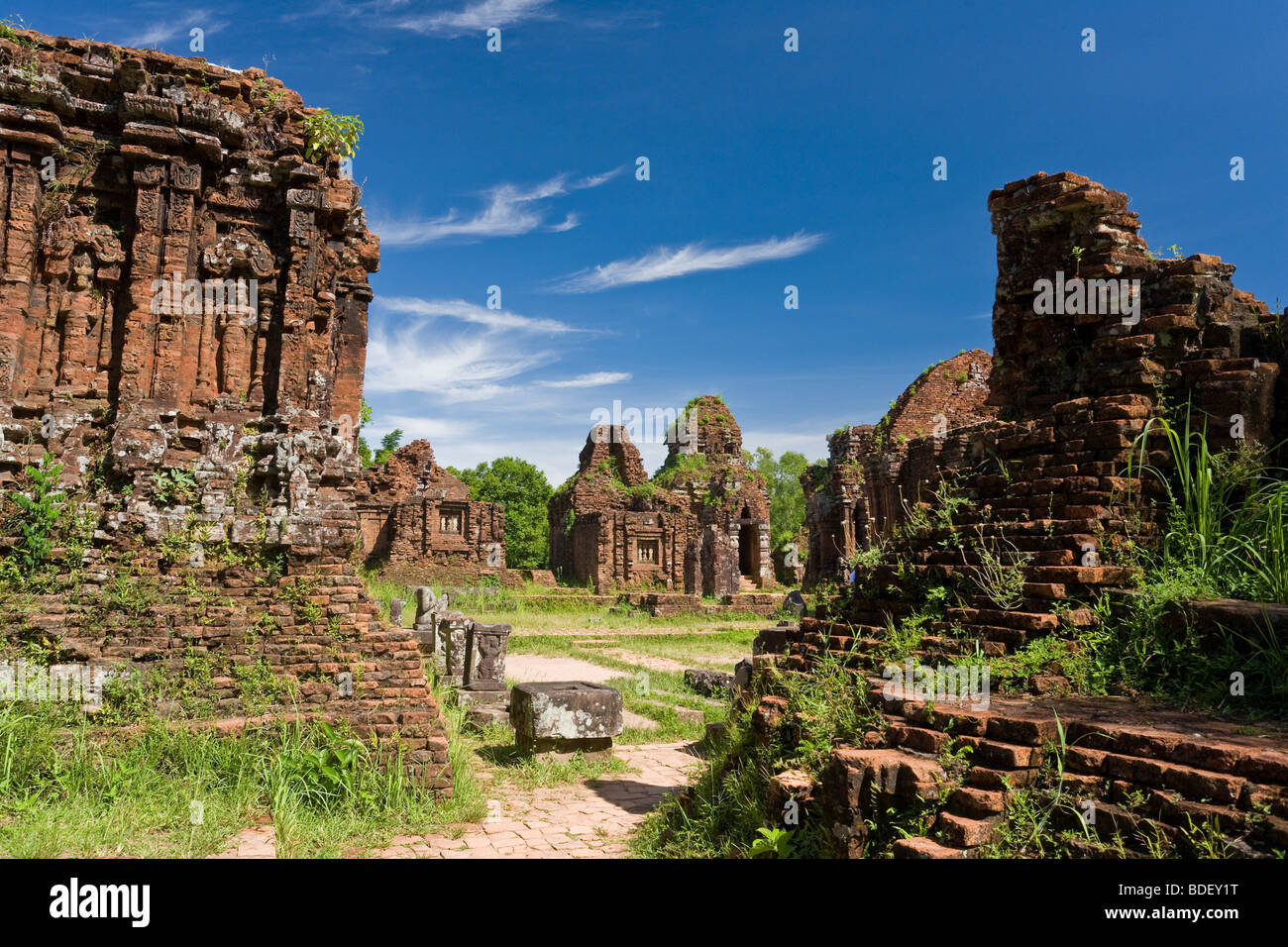 Eine Sammlung von Tempelruinen in einem ausgeglichenen Patch am alten Standort meines Sohnes, Vietnam Stockfoto