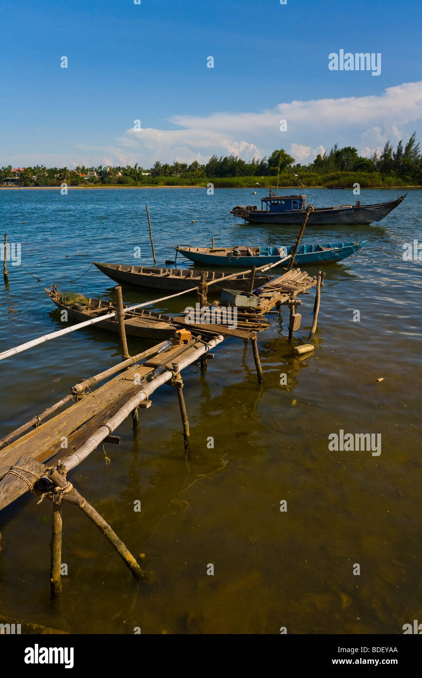 Ein einfachen Steg aus ein paar Brettern und Bambus gefertigt ragt in den Fluß in Hoi an, Vietnam Stockfoto