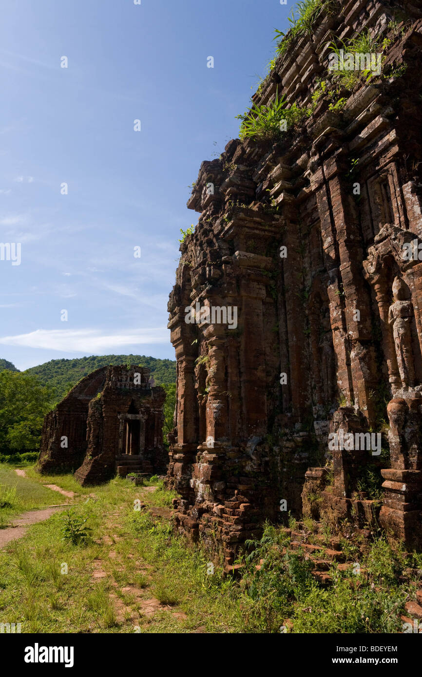 Mauern eines verlassenen Tempels auf einer Waldlichtung am alten Standort meines Sohnes, Vietnam Stockfoto