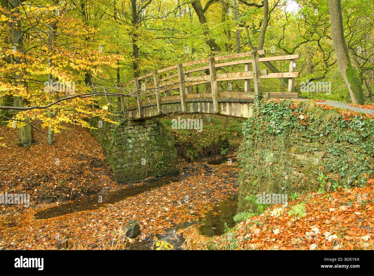 Brücke über einen Fluss in Wharfedale Yorkshire England Stockfoto