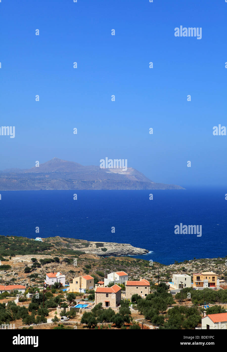 Ein Blick über den Norden Crete touristische Ferienhäuser auf Kokkino Horio in Apokoronos über die Bucht von Souda zur Halbinsel Akrotiri. Stockfoto
