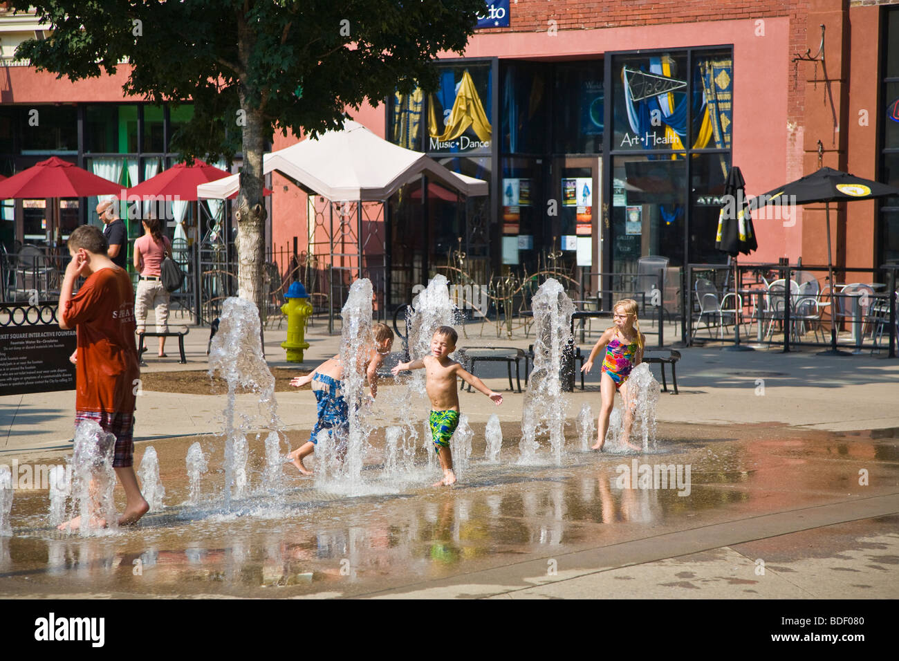 Kinder spielen im Brunnen auf dem Marktplatz einkaufen und Essbereich in der Innenstadt von Knoxville Tennessee Stockfoto