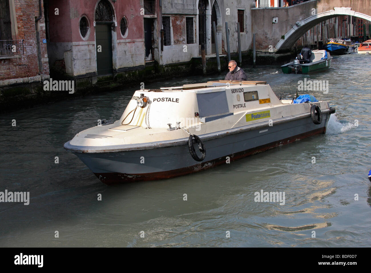 Postal Service Boot am Kanal in Venedig Fondamenta Dandolo Julisch Venetien Italia Stockfoto