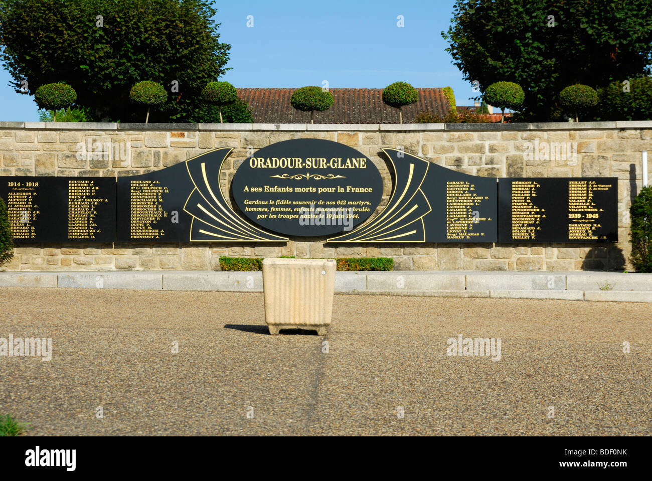 Memorial außerhalb der gemarterten Dorf Oradour-Sur-Glane Stockfoto