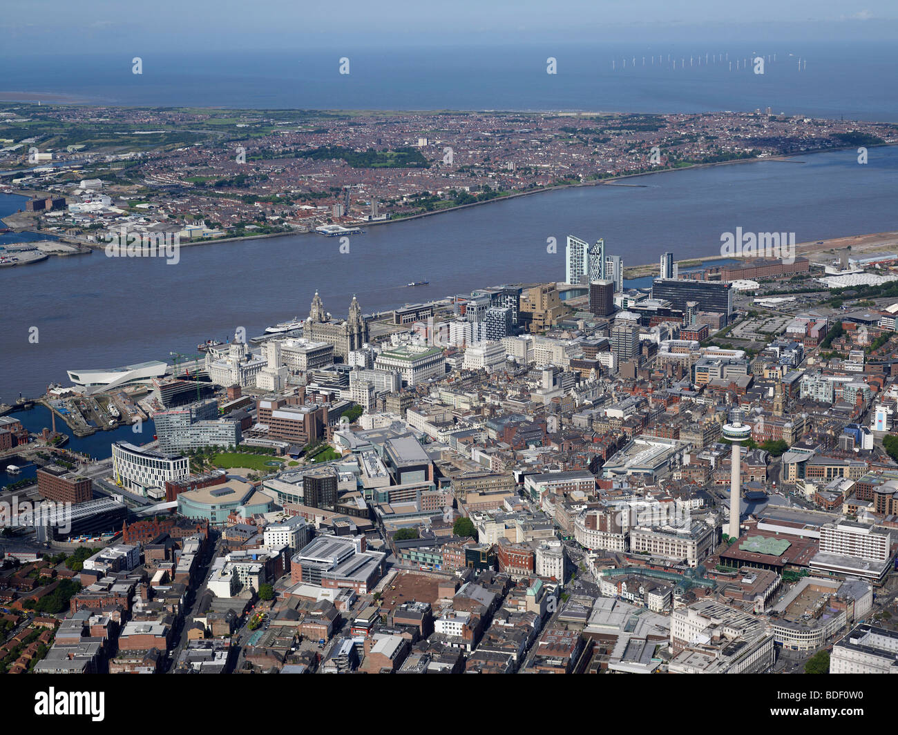 Luftaufnahme von Liverpool, North West England, Sommer 2009, Blick über den Fluss Mersey mit der irischen See hinter Stockfoto